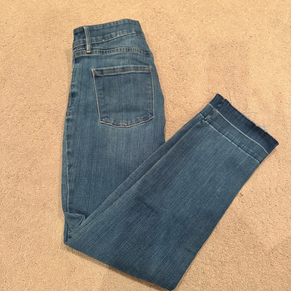 Whitehouse black market Slim Fit crop Blue Jeans,25 in length, size 2